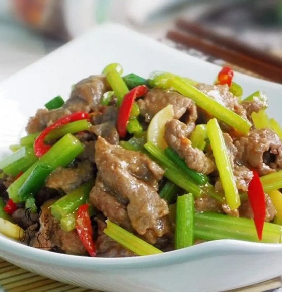 Bò Xào Hành Cần 